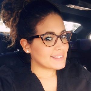 Meet your Posher, Yanira